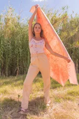 Pantalón de jogging rosado, de tiro medio y cintura elastizada.