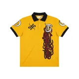 Chomba amarilla de piqué con cuello y puños negros, corte regular, bordado y aplique premium.