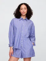 Camisa de popelina a rayas verticales rosas y blancas, de corte holgado y manga larga.