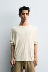 Camiseta verde militar de manga larga, corte holgado y cuello redondo.