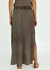 Conjunto color gris topo, compuesto por musculosa con cuello redondo y falda larga con cintura elastizada y cordón ajustable.