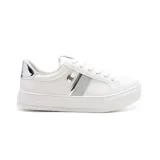 Championes blancos de cuero sintético con plataforma, cordones y detalle de franja plateada con logo en el lateral.