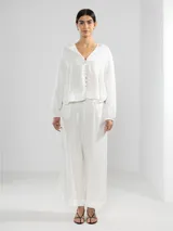 Pantalón celeste de lino italiano, de pierna ancha, con cintura elástica ajustable con cordón y bolsillos laterales.