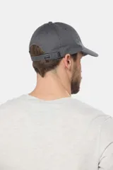 Gorra de béisbol azul de lona con logo en el frente.