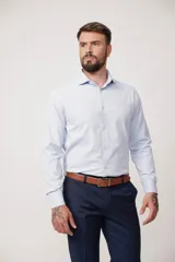 Camisa celeste de corte preciso, confeccionada con tejidos de alta calidad, ideal para ocasiones formales y laborales.