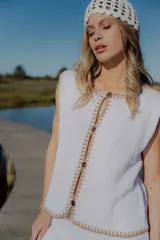 Conjunto tejido de algodón color celeste con terminaciones en marrón. Incluye un top sin mangas con botones y un short de tiro alto.