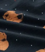 Conjunto de pijama masculino compuesto por una remera azul marino de manga corta con cuello redondo y un estampado localizado de carpincho en el pecho, y un short a juego con estampado repetitivo de carpinchos.