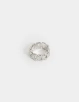 Anillo dorado de metal con detalle de eslabones grandes.