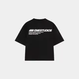 Remera negra de corte cuadrado con logo de la marca Eme Studios y texto "Always grateful for my roots, crafted with care 5135, veteran collection" estampado en blanco en la espalda.
