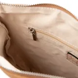 Bandolera plana color habano, con diseño símil cuero graneado, acceso con cierre, correa regulable y asa fija.