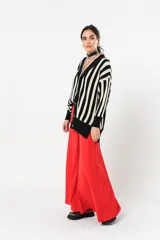 Saco oversize abotonado de punto, con diseño a rayas en blanco y negro y escote en V.