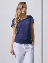 Remera azul de mangas cortas con detalle de frunces en los hombros.