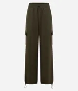 Pantalón deportivo color lila, confeccionado en microfibra pesada con viscosa certificada. Cuenta con cintura elástica ajustable, bolsillos cargo laterales y ajuste en el bajo.