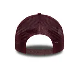 Gorro tipo trucker New Era, color borgoña, con paneles frontales sólidos y paneles traseros de malla. Lleva bordado el logo de los Los Angeles Dodgers ("LA") en hilo blanco en el frente.