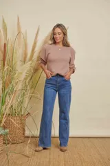 Jeans de mujer color azul, de corte recto y tiro alto.