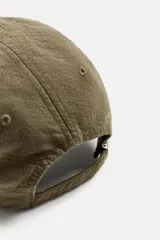 Gorra verde militar de algodón con visera y ajuste trasero.