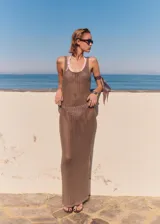 Vestido largo de crochet color marrón, sin mangas y cuello redondo.