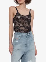 Top de encaje negro ajustado al cuerpo, con escote redondeado y tirantes finos.