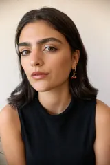 Par de aros plateados con forma de cerezas colgando de un aro pequeño.