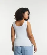Musculosa blanca de poliamida con breteles anchos y escote en U.