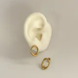 Aros dorados de acero quirúrgico hipoalergénico con baño en oro de 18K, de forma irregular.