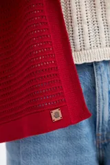 Kimono de tejido de punto calado color rojo, con mangas 3/4 amplias y corte holgado.