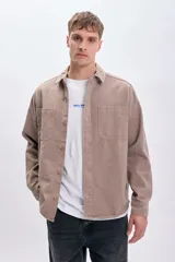 Sobrecamisa color tostado con cuello clásico, cierre frontal con botones, dos bolsillos de parche en el pecho y corte recto.