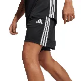 Short deportivo Adidas Tiro Essentials color negro con logo blanco y tres tiras blancas a los costados.