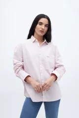 Camisa rosa claro de algodón con cuello solapa clásico, calce relaxed, bolsillo cuadrado en el pecho y botones personalizados.
