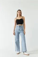 Top rústico color crudo con frunces en el frente y tirantes finos.