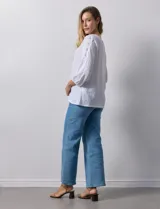 Blusa blanca texturada marca Ruby Rd, con escote redondo y mangas 3/4 con puño elastizado y apliques de broderie. Confeccionada en poliéster y elastano.