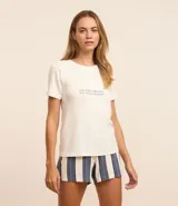 Conjunto de pijama short doll confeccionado en viscosa sostenible. Incluye una blusa de manga corta con cuello redondo y estampado con la frase "visualize the life you want to have", y un short rayado con cintura elástica.