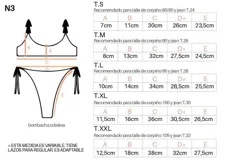 Conjunto de bikini con corpiño triangular con tiras para atar en los hombros y bombacha colaless reversible con tiras para atar en los costados.