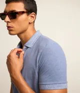 Polo de hombre color gris claro, corte confort, cuello polo, manga corta y tejido texturizado.