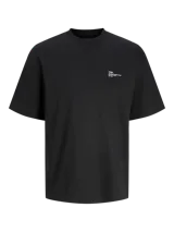 Camiseta negra de manga corta y cuello redondo con estampado de paisaje montañoso y texto en blanco.