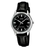 Reloj Casio para mujer, modelo LTPV005L-1AUDF, con caja plateada, esfera negra y correa de cuero negra con textura.