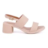 Sandalias de cuero color beige, con dos tiras horizontales y cierre con hebilla en el tobillo.