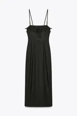 Vestido midi negro de escote recto y tirantes finos con abalorios. Tiene abertura frontal y cierre trasero con cremallera oculta.