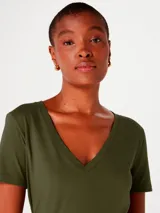 Remera gris de corte clásico, con cuello en V y mangas cortas.