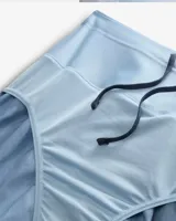 Short de running Nike Trail, color celeste con estampado abstracto en azul y gris. Cuenta con tecnología repelente al agua, cintura elástica con cordón ajustable, tres bolsillos internos y un bolsillo con cierre en el muslo derecho.