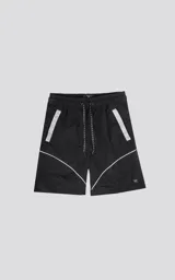 Bermuda negra con recortes blancos, calce oversize de textil liviano, con elástico en la cintura y cordón de ajuste con bolsillos delanteros y traseros.