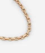 Collar corto dorado con eslabones cuadrados y cierre de gancho.