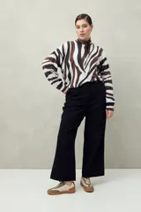 Pantalón blanco de algodón con corte recto y bolsillos delanteros grandes.