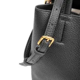 Cartera mediana color habano, de símil cuero, con doble asa de mano fija y correa bandolera regulable y desmontable. Tiene acceso abierto y dos compartimentos internos, uno de ellos con cierre.