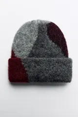 Gorro tipo beanie tejido con alpaca, con diseño de bloques de color en gris, azul y azul marino.