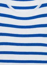 Vestido corto de punto canalé a rayas horizontales blancas y azules, con cuello redondo, tirantes anchos y corte ajustado.