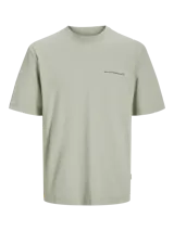 Camiseta de manga corta color gris claro, con cuello redondo y corte amplio. Estampado pequeño en el pecho con la frase "Sierra Nevada Mountains".