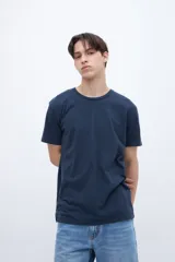 Remera básica de manga corta, color lila, con cuello redondo y corte recto.