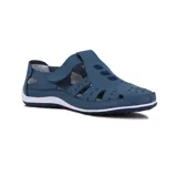 Zapato tipo guillermina color azul con calado en la capellada, ajuste con velcro y suela blanca.