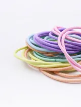 Pack de 24 gomitas de pelo elásticas de colores pastel.